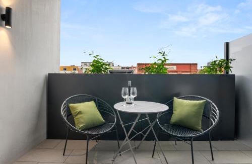 Collingwood North Apartment | Mid-Century Modern Hideaway