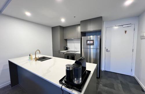 Braddon Apartment | Midnight Luxe 2BR 2Bath 2Car 528 in the heart of Braddon Pool Sauna Gym Secure Parking Wifi Wine