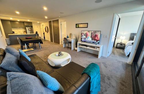 Braddon Apartment | Midnight Luxe 2BR 2Bath 2Car 528 in the heart of Braddon Pool Sauna Gym Secure Parking Wifi Wine