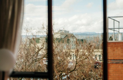Launceston CBD Apartment | Midnight Moonshine Loft ITAS
