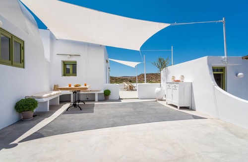 Milos House | Milos Casa ,where the guests can enjoy the gentle and relaxing sound of reeds.