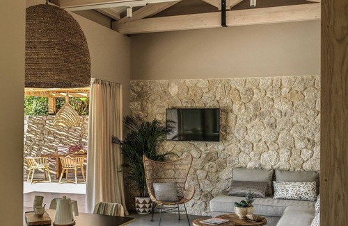 Paramonas Villa | Mimi and Coco villa Augustus