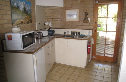 Howrah Apartment | " Mimosa ".Excellent, private accommodation with breakfast provisions provided.