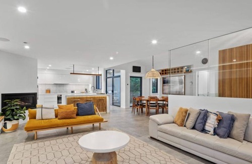 Hyams Beach House | Mimosa House - 250m to Chinamans Beach in Jervis Bay!