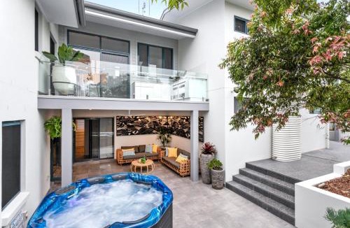 Hyams Beach House | Mimosa Lodge - 250m to Chinamans Beach in Jervis Bay!