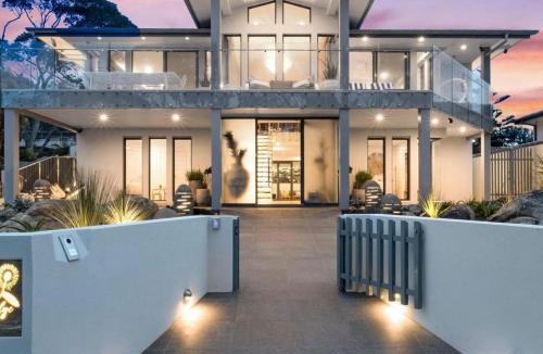 Hyams Beach House | Mimosa Lodge - 250m to Chinamans Beach in Jervis Bay!