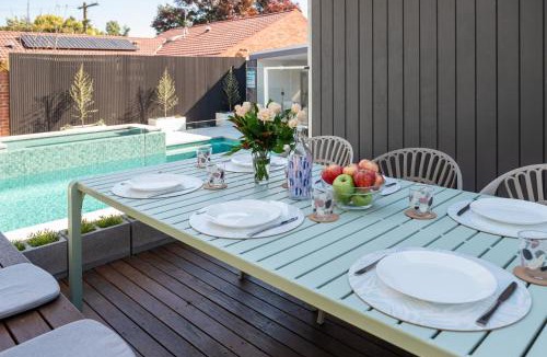 Mornington House | Missy's Escape - Luxe Family Entertainer Pool Spa Walk to Beach