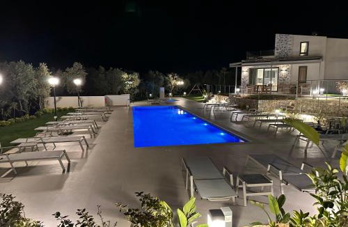 Pyrgos Psilonerou Villa | Mitos Villas Gerani 300sqm 8rooms&6baths 20 sleeps