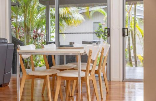 Boomerang Beach House | Mobys Resort 35