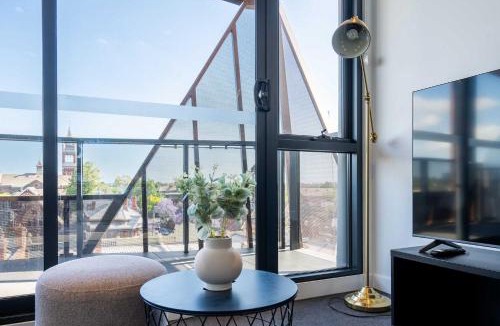 Hawthorn Apartment | Modern 2B Apt with Views Near Swinburne University