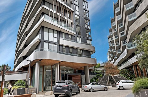 Kew Apartment | Modern 2BR Apt with Balcony & Free Parking