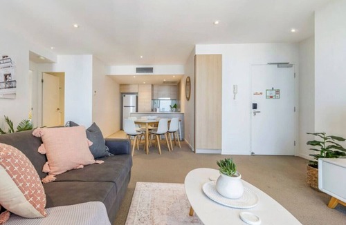 Broadbeach Condo | Modern 2BR Broadbeach - Ocean & Hinterland Views