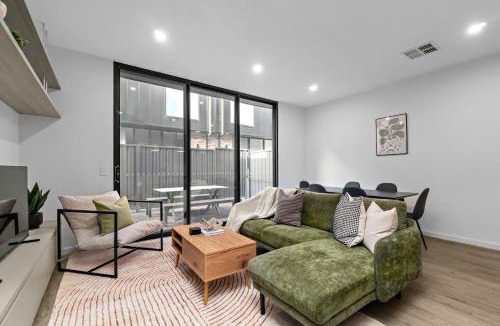 Bowden Apartment | Modern 3 Bedroom Townhouse Near Adelaide with Workspace and Parking