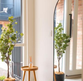 Bowden Apartment | Modern 3 Bedroom Townhouse Near Adelaide with Workspace and Parking