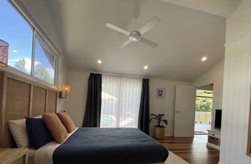 Burringbar House | Modern 3bd home close to town W/pool & WI-FI