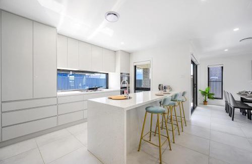Denham Court House | Modern 4BD Family Retreat Near Leppington