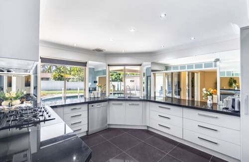 Oxenford House | Modern 4BR Holiday Home W/Pool & BBQ @Oxenford