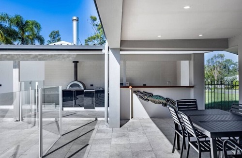 Oxenford House | Modern 4BR Holiday Home W/Pool & BBQ @Oxenford