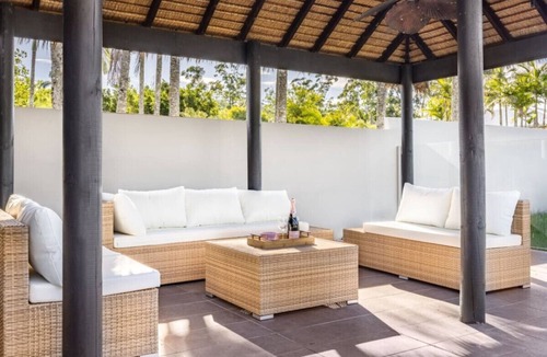 Oxenford House | Modern 4BR Holiday Home W/Pool & BBQ @Oxenford