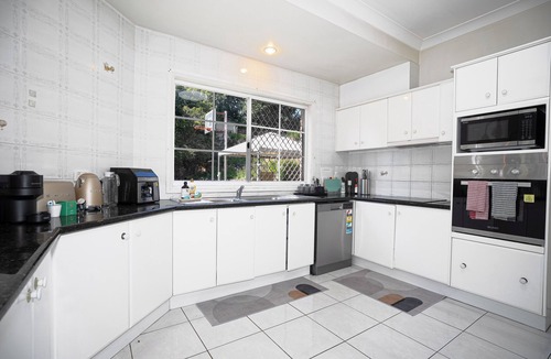 Robertson House | Modern 6BR Villa | Private Sports Court | 4.5 Bath