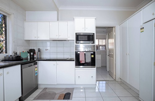 Robertson House | Modern 6BR Villa | Private Sports Court | 4.5 Bath