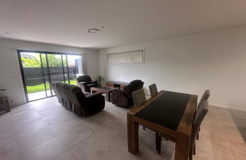 Guildford House | Modern and Comfortable Queen Room - OR2