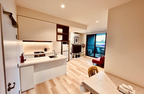 South Melbourne Apartment | Modern Apartment With Gym, Sauna, Pool & City Access
