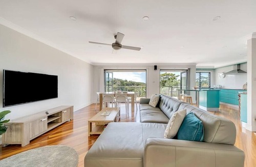 North Avoca House | MODERN BEACH HOME / STUNNING VIEW / GREAT GARDEN
