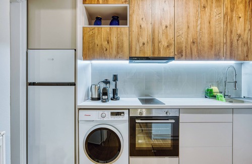 Chios Apartment | Modern City Studio w/Balcony – Columbus Apartment