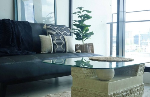 Newstead Apartment | Modern City View Apt Parking Pool Wifi for Busniess & Leisure