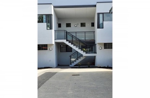 Attadale Apartment | Modern Cozy spacious 3 bdrm 2bath,FREO,Parking,AC