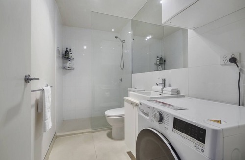 St. Kilda East Apartment | Modern Elegance Meets Urban Style in St Kilda