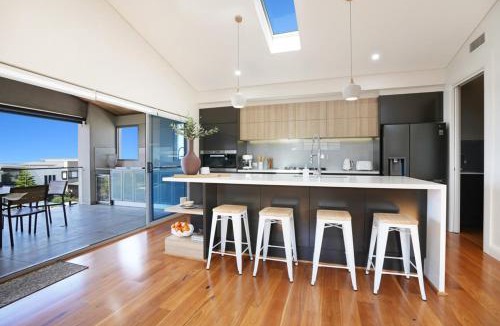 Shell Cove House | Modern Executive Ocean View Oasis Shell Cove Mansion 5 Minutes to Beach Sleeps 16