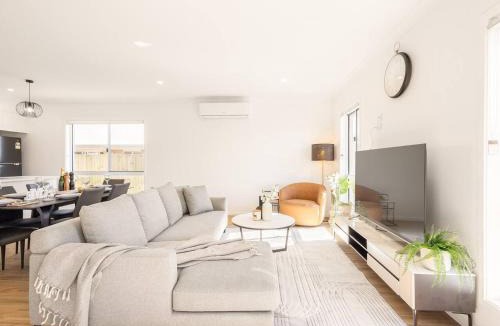 Greenbank House | Modern Family Retreat in Premier GreenbankLocation