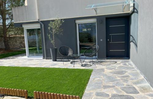 Passarona Apartment | Modern Garden Apartment - City & Mountain View