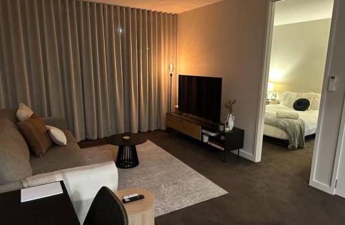 Griffith Apartment | Modern Griffith Apartment