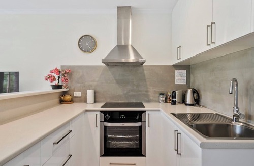 West Hobart House | Modern Hobart Townhouse with Parking 2 Bed 2 Bath