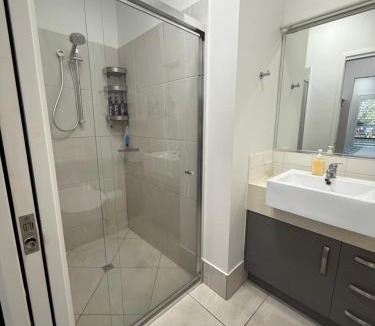 Birtinya House | Modern Holiday Home Prime Birtinya Location Near Hospitals and Beaches