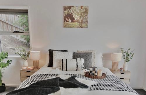 Rosetta House | Modern holiday home in Hobart - Stunning Mountain & Water views