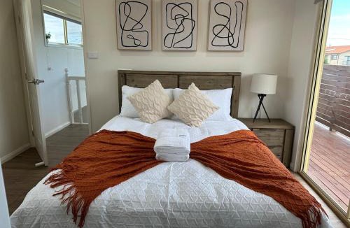 Greenwell Point House | Modern Home 4mins drive to Oyster Farm & River with Free Parking