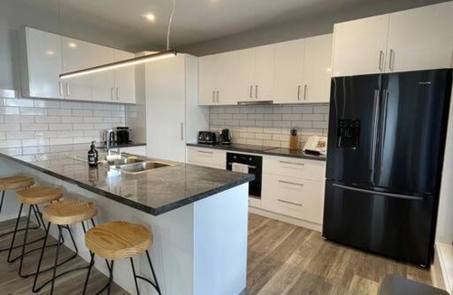 Mansfield House | Modern home away from home