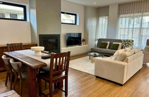 Preston House | Modern Home - gr8 4 groups