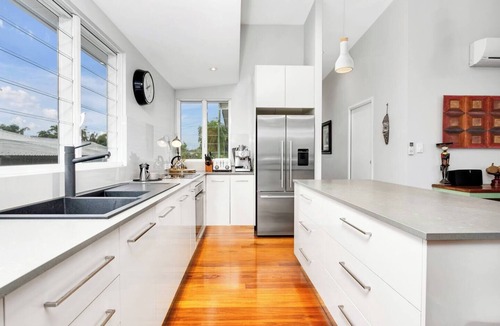 Parramatta Park House | Modern meets Tropical in this Free standing Home