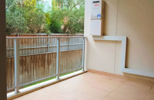 Epping Apartment | Modern one-bedroom APT Queen bed + single air bed + free secure parking