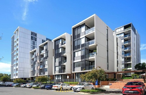 Penrith Apartment | Modern Penrith Apt 2BR w Ensuites, WIR, Parking & Sofa Bed