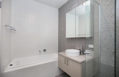 Oaklands Park House | Modern Share house, private bedroom with double size bed, 7min to beach