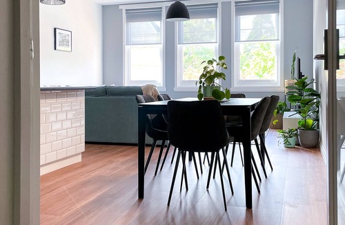 Launceston CBD Apartment | Modern Spacious Apartment across from City Park and the monkeys + free parking!