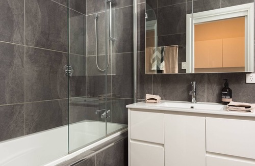 Launceston CBD Apartment | Modern Spacious Apartment across from City Park and the monkeys + free parking!