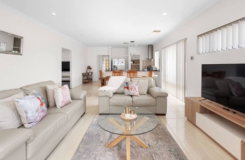 Alkimos House | Modern & Spacious in Alkimos!