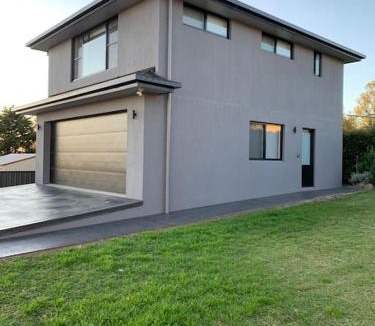 Guyra Apartment | Modern studio with fabulous views